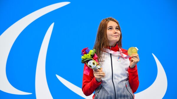Мария Павлова, завоевавшая золотую медаль в соревнованиях по плаванию на 100 метров брассом среди женщин в классе SB7 на XVI летних Паралимпийских играх в Токио,
