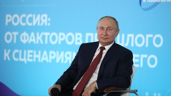 Президент РФ Владимир Путин во время приуроченной к Дню знаний встречи с учащимися школ во Владивостоке