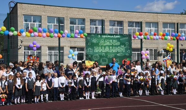 Школьники во время торжественной линейки, посвященной Дню знаний в школе №7 в селе Прохладное Приморского края