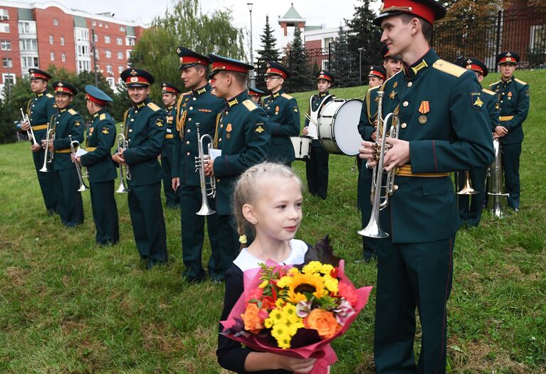 Музыканты военно-духового оркестра во время праздничных мероприятий, посвященных Дню знаний, в московской школе Центр образования и спорта Москва-98