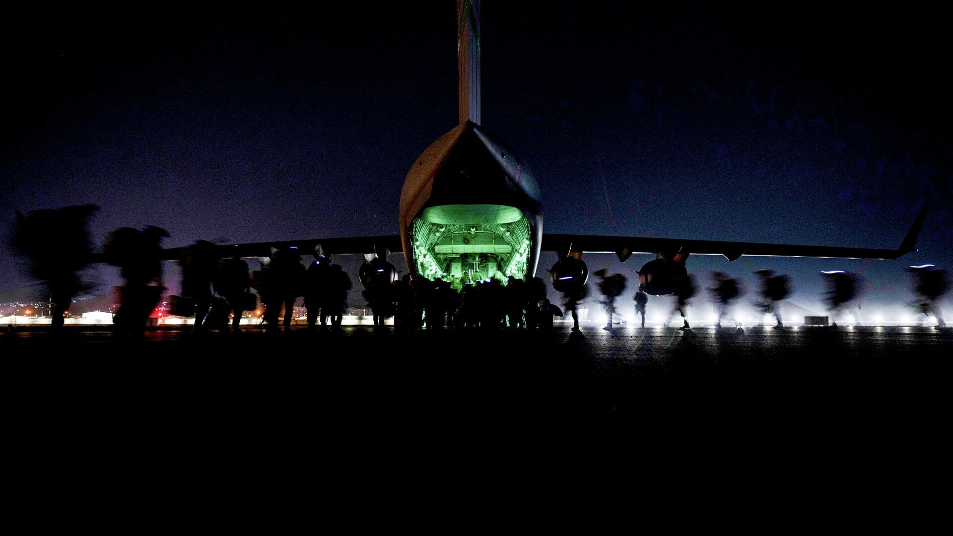 Американские военнослужащие готовятся к посадке на борт самолета C-17 Globemaster III ВВС США перед вылетом из международного аэропорта Хамида Карзая в Кабуле - РИА Новости, 1920, 21.09.2021