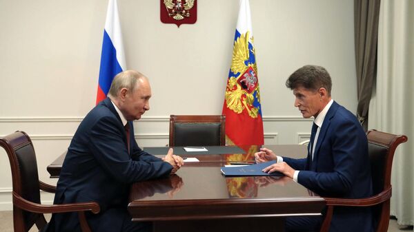Президент РФ Владимир Путин и губернатор Приморского края Олег Кожемяко во время встречи