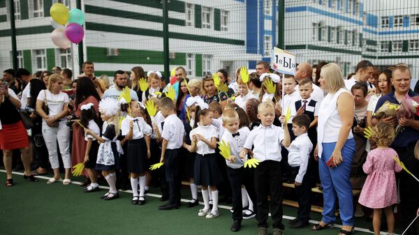 Учительница и первоклассники во время праздничных мероприятий, посвящённых Дню знаний, в школе №94 в Краснодаре