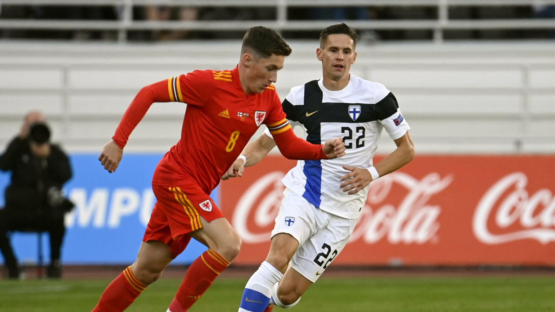 Harry Wilson of Wales (L) and Finland's Jukka Raitala vie for the ball during the international friendly football match Finland vs Wales at the Olympic Stadium in Helsinki, on September 1, 2021. (Photo by Antti Aimo-Koivisto / Lehtikuva / AFP) / Finland OUT - РИА Новости, 1920, 01.09.2021