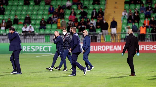 Moldova's Italian head coach Roberto Bordin (2R) walks on the pitch as the FIFA World Cup Qatar 2022 qualification football match between Moldova and Austria is delayed due to security reasons at Zimbru stadium in Chisinau on September 1, 2021. (Photo by Bogdan TUDOR / AFP)