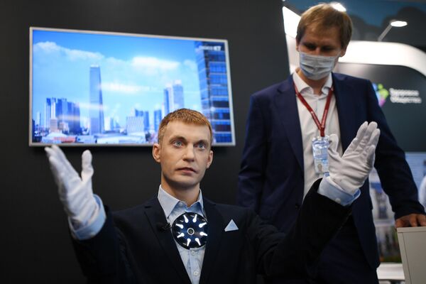 Робот-консультант Промобот v4, представленный на выставочной экспозиции в рамках Восточного экономического форума во Владивостоке
