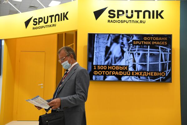 Участник форума возле радиорубки Sputnik на VI Восточном экономическом форуме во Владивостоке