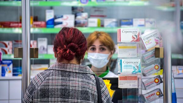 Женщина покупает лекарства в одной из аптек в Тбилиси