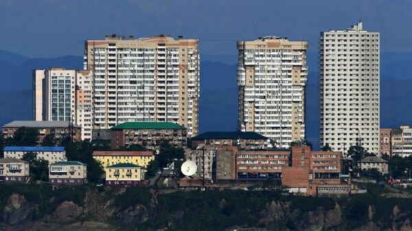 Жилые дома на берегу бухты Золотой Рог во Владивостоке