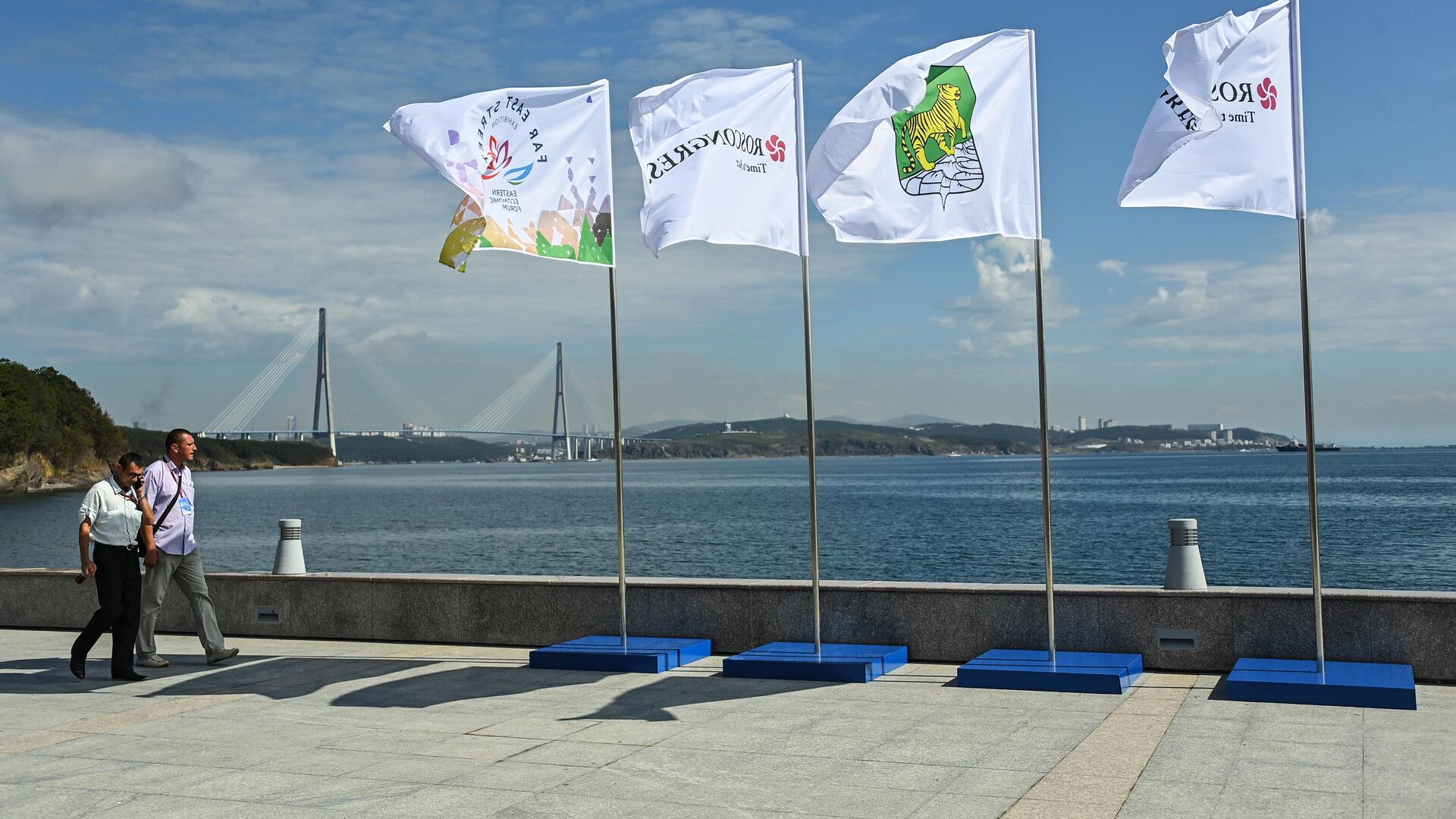 Флаги на набережной бухты Аякс в кампусе Дальневосточного федерального университета во время проведения Восточного экономического форума 2021 - РИА Новости, 1920, 03.09.2021