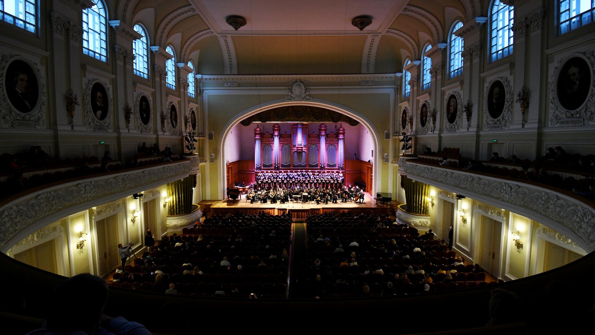 Зрители в зале на благотворительном концерте Шедевры русской музыки. Врачам посвящается..., посвященном открытию VII Фестиваля православной культуры и традиций малых городов и сельских поселений Руси София-2021, в Московской государственной консерватории имени П.И. Чайковского в Москве. - РИА Новости, 1920, 02.09.2021
