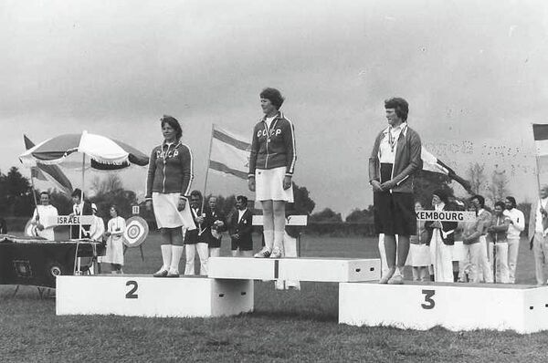 Советская лучница Валентина Ковпан на церемонии награждения на чемпионате мира (в центре)