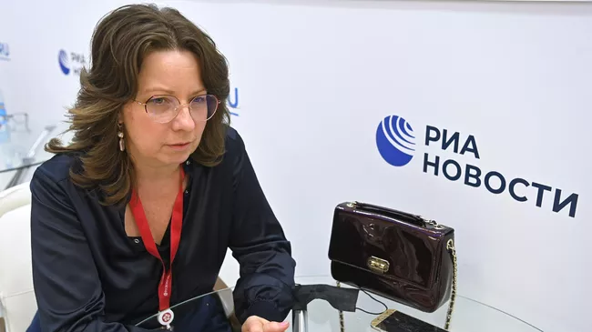Начальник управления трансляционной медицины и инновационных технологий ФМБА России Дарья Крючко во время интервью на стенде Международного информационного агентства  Россия сегодня 