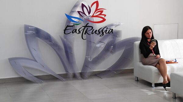Посетительница на выставочной экспозиции в рамках Восточного экономического форума
