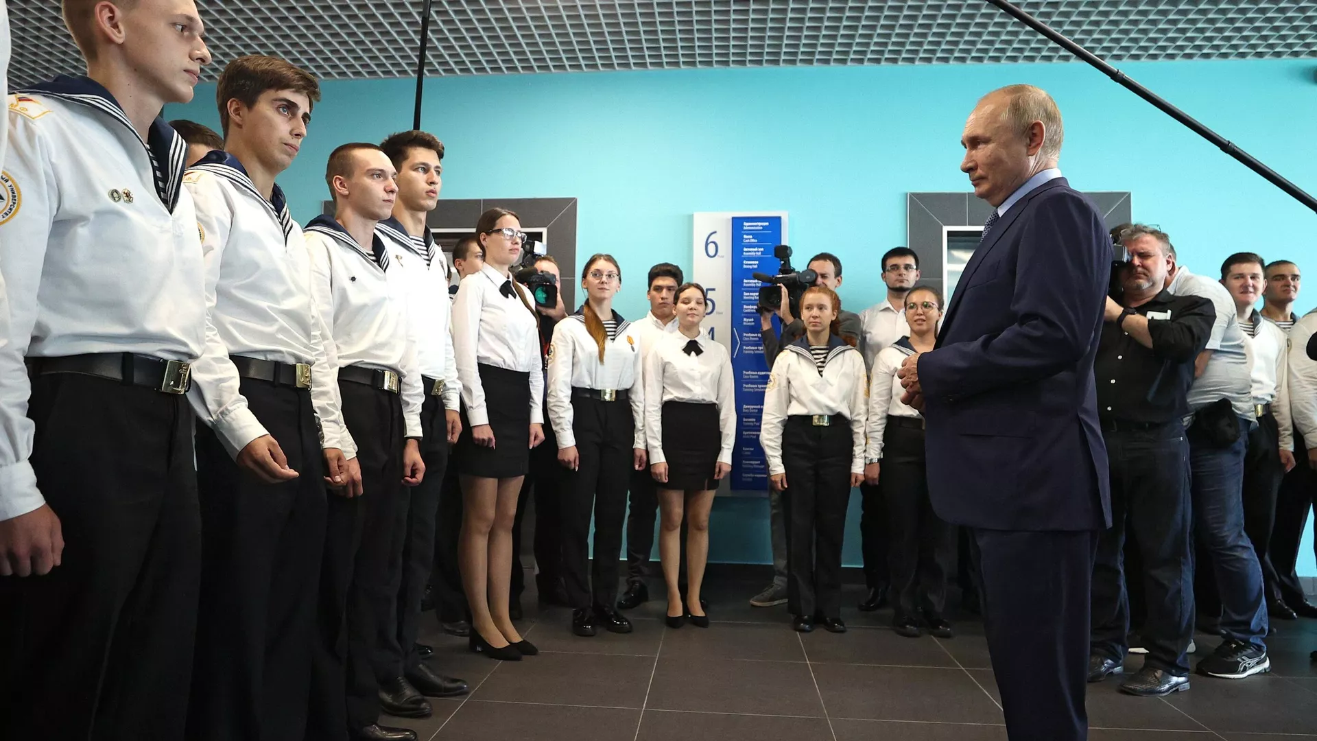  Президент РФ Владимир Путин общается со студентами МГУ им. Невельского  - РИА Новости, 1920, 02.09.2021