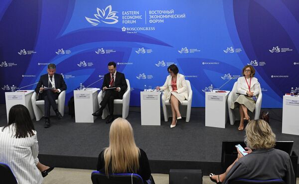 Участники сессии Креативные индустрии для экономического прорыва: опыт регионов в рамках Восточного экономического форума во Владивостоке