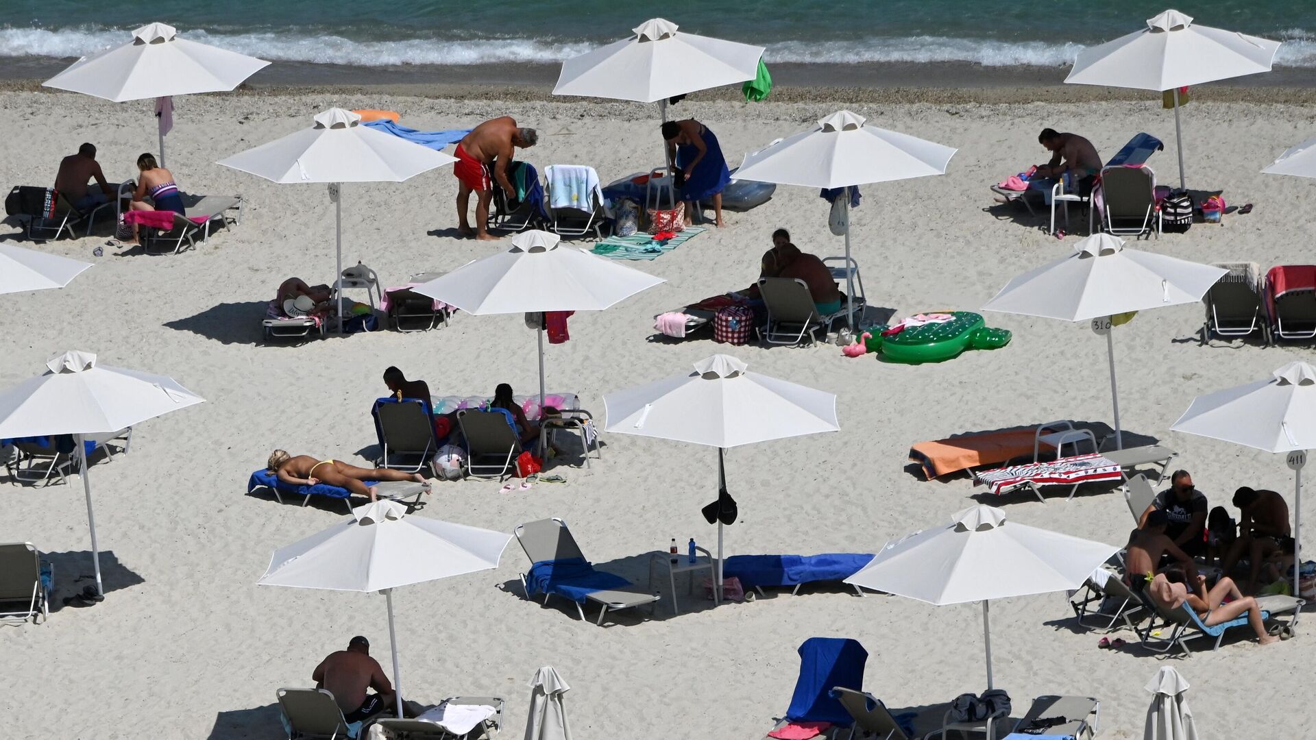 Отдыхающие на пляже отеля в городе Калитеа в Греции - РИА Новости, 1920, 02.07.2022