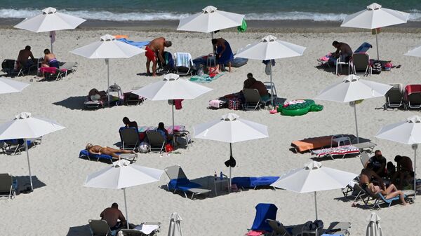 Отдыхающие на пляже отеля в городе Калитеа в Греции