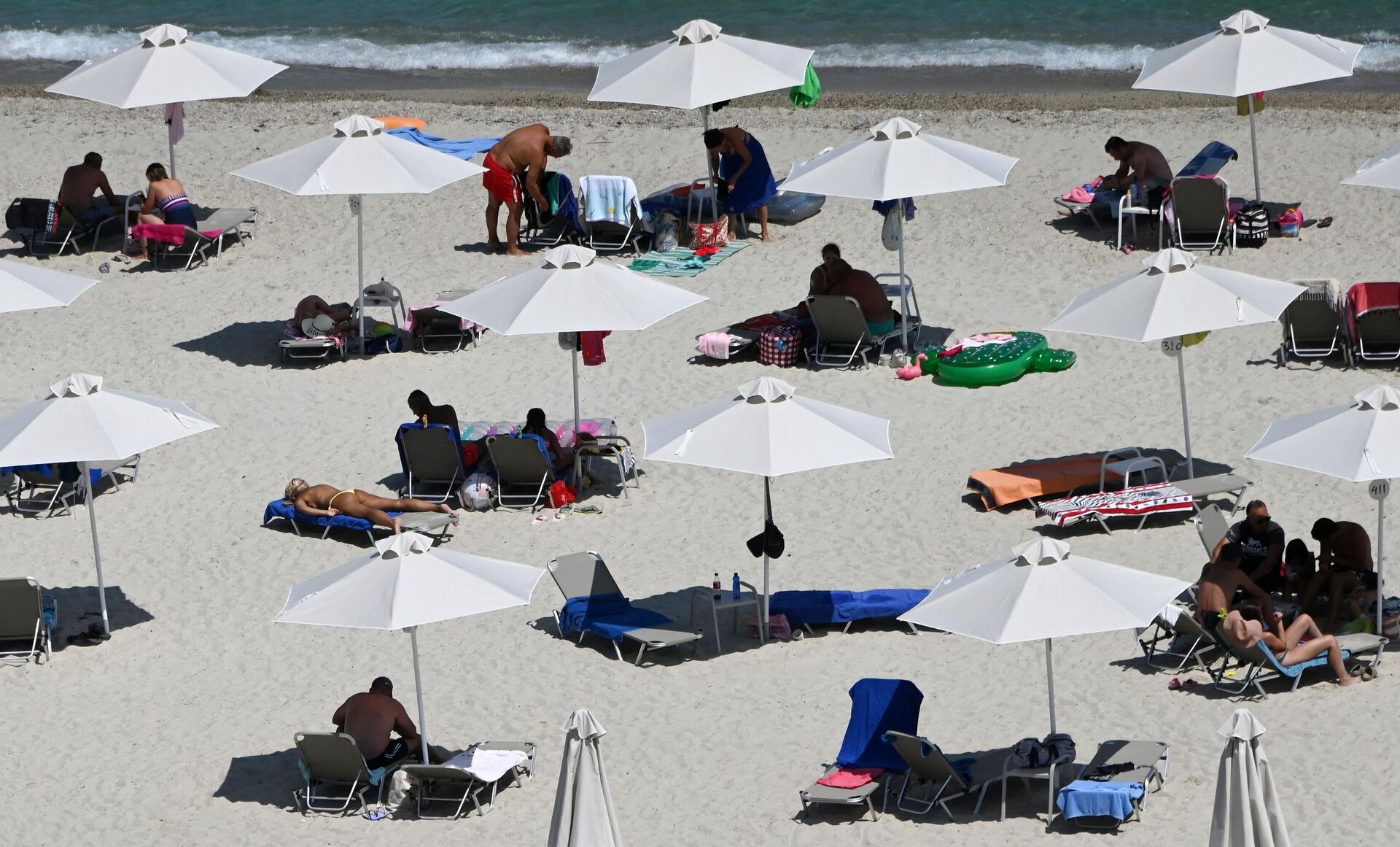 Отдыхающие на пляже отеля в городе Калитеа в Греции - РИА Новости, 1920, 31.08.2022