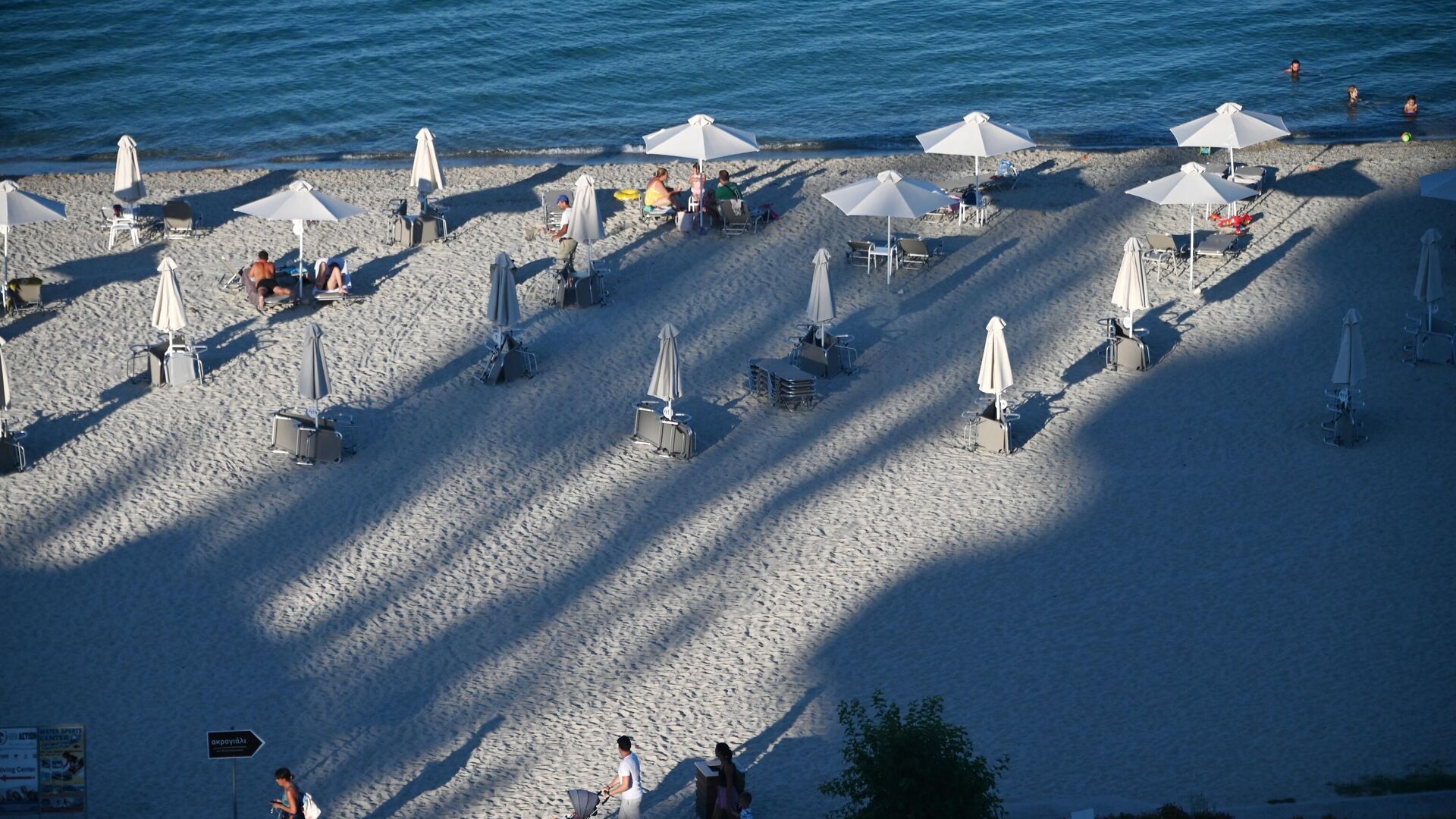 Отдыхающие на пляже отеля на полуострове Кассандра в Греции. - РИА Новости, 1920, 27.01.2022