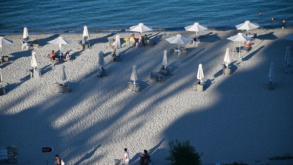 Отдыхающие на пляже отеля на полуострове Кассандра в Греции.