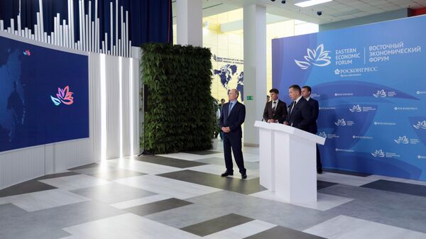  Президент РФ Владимир Путин во время осмотра интерактивной презентации результатов развития Дальнего Востока
