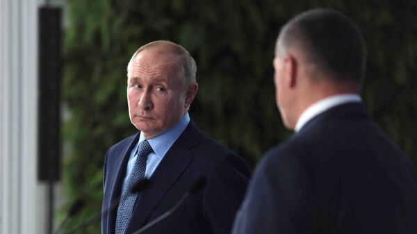 Президент РФ Владимир Путин во время осмотра интерактивной презентации результатов развития Дальнего Востока