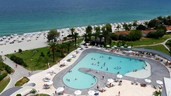 Вид бассейн и пляж отеля GHotels Pallini Beach на полуострове Кассандра в Греции