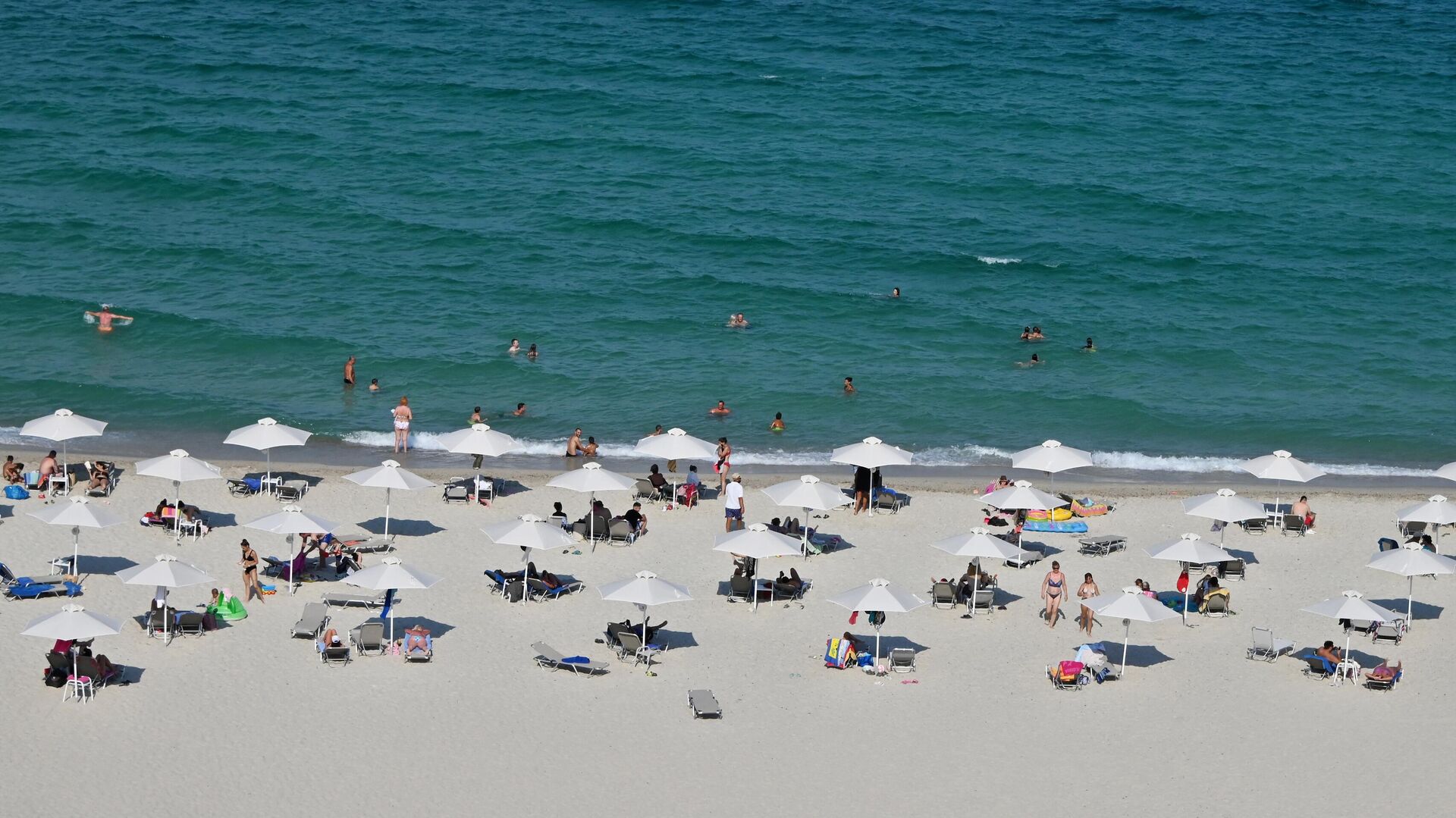 Отдыхающие на пляже отеля на полуострове Кассандра в Греции - РИА Новости, 1920, 01.05.2022