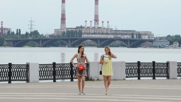 Жительницы города на набережной Адмиралтейской площади в Воронеже