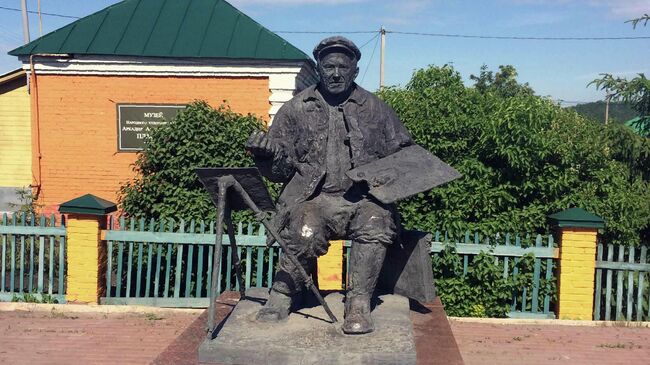 Памятник Аркадию Пластову в селе Прислониха