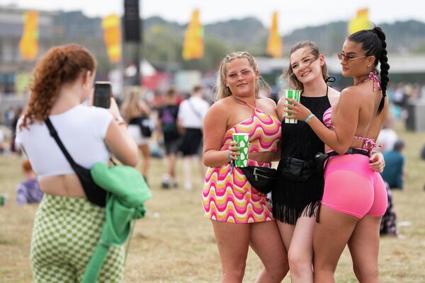 Девушки фотографируются на музыкальном фестивале в Рединге, Англия
