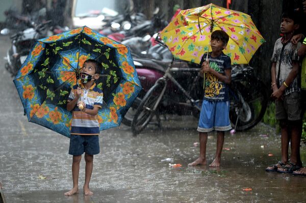Дети на фестивале Кришна-джанмаштами во время сильного ливня в Мумбаи