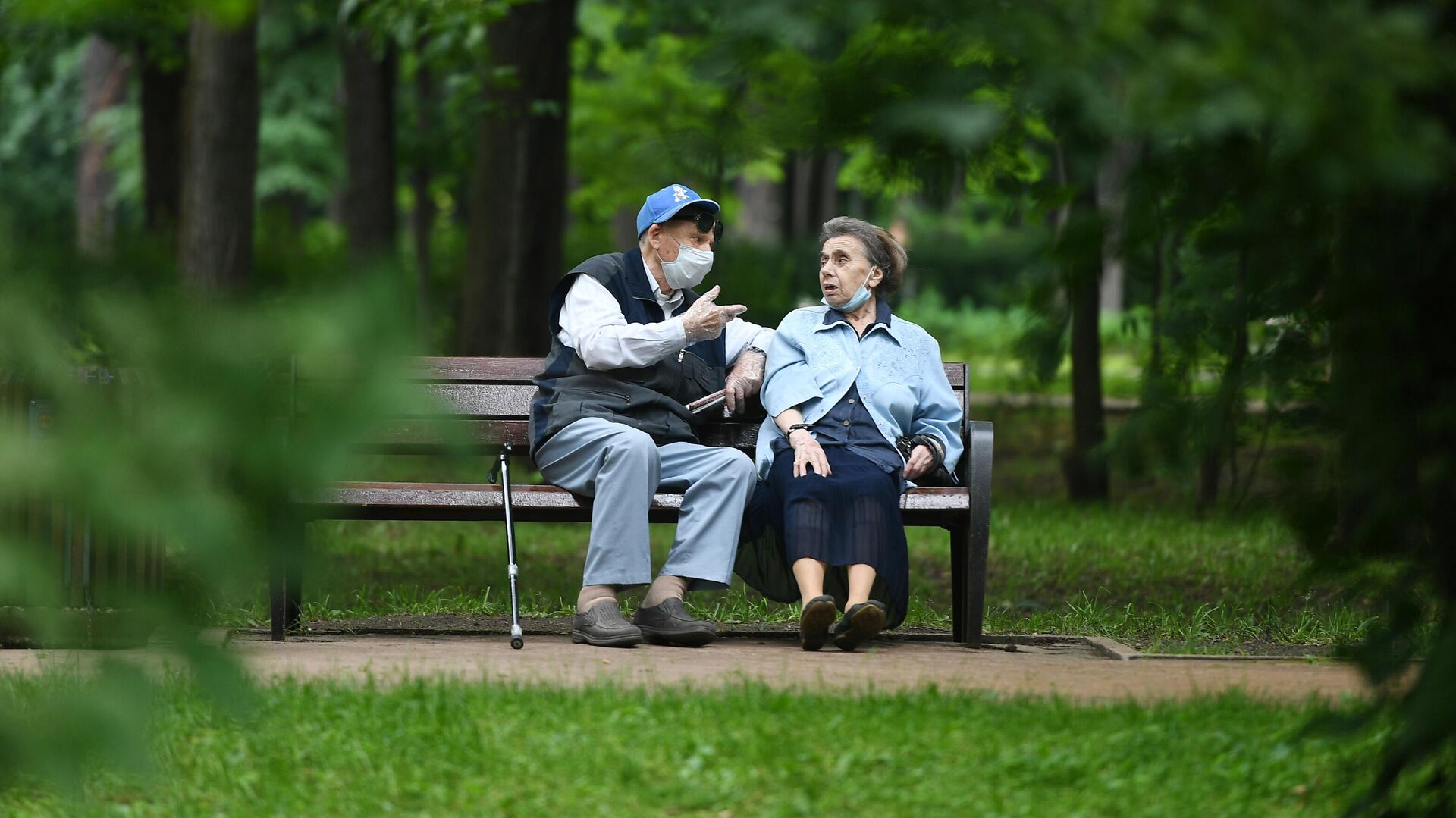 Пенсионеры в парке - РИА Новости, 1920, 04.09.2021
