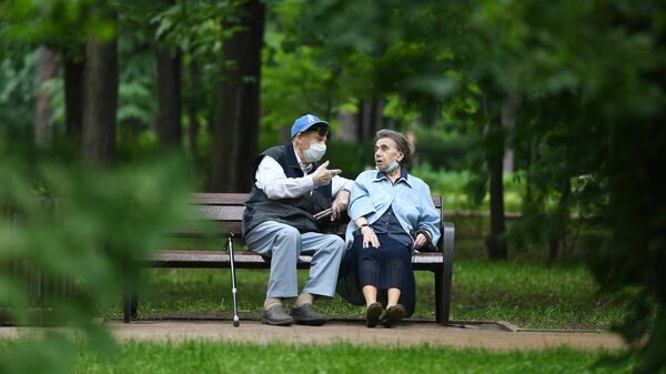Пенсионеры в парке