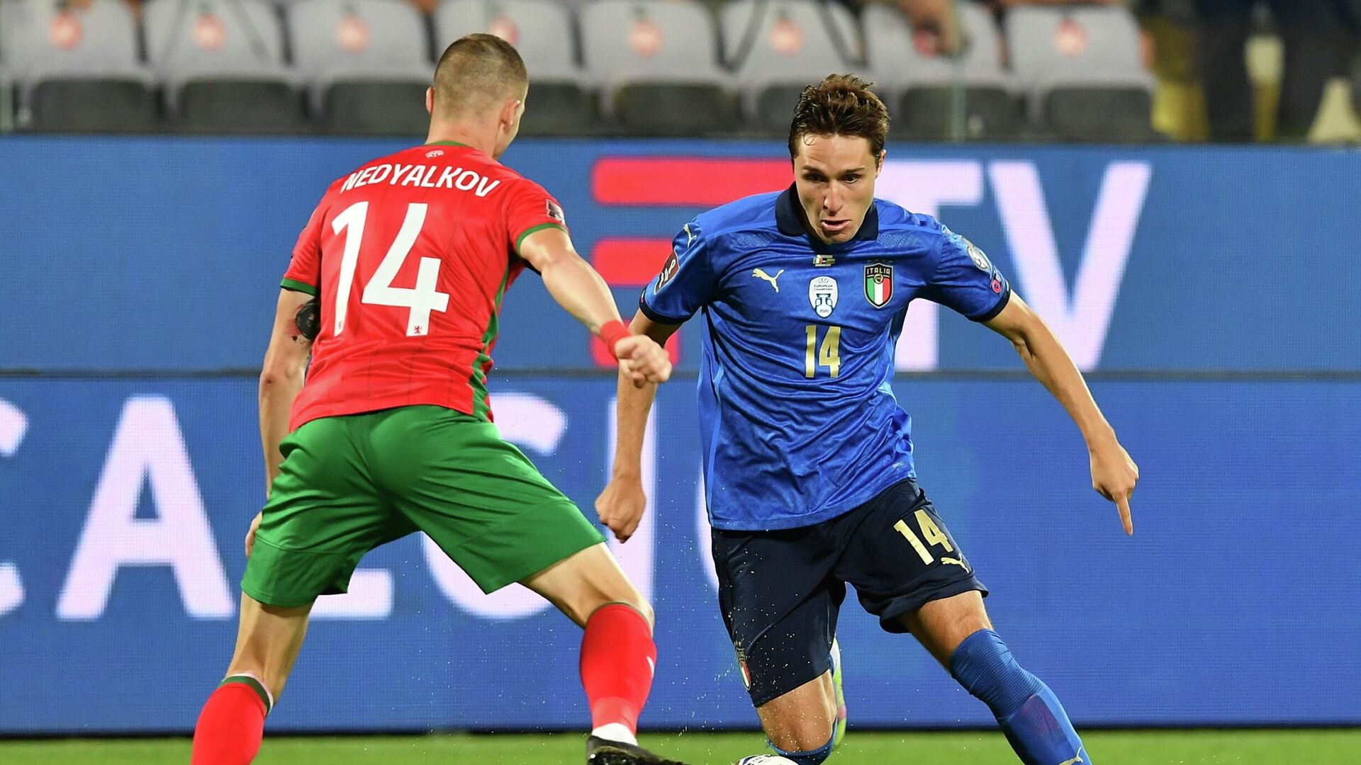 Soccer Football - World Cup - UEFA Qualifiers - Group C - Italy v Bulgaria - Stadio Artemio Franchi, Florence, Italy - September 2, 2021  Italy's Federico Chiesa in action with Bulgaria's Anton Nedyalkov REUTERS/Jennifer Lorenzini - РИА Новости, 1920, 02.09.2021