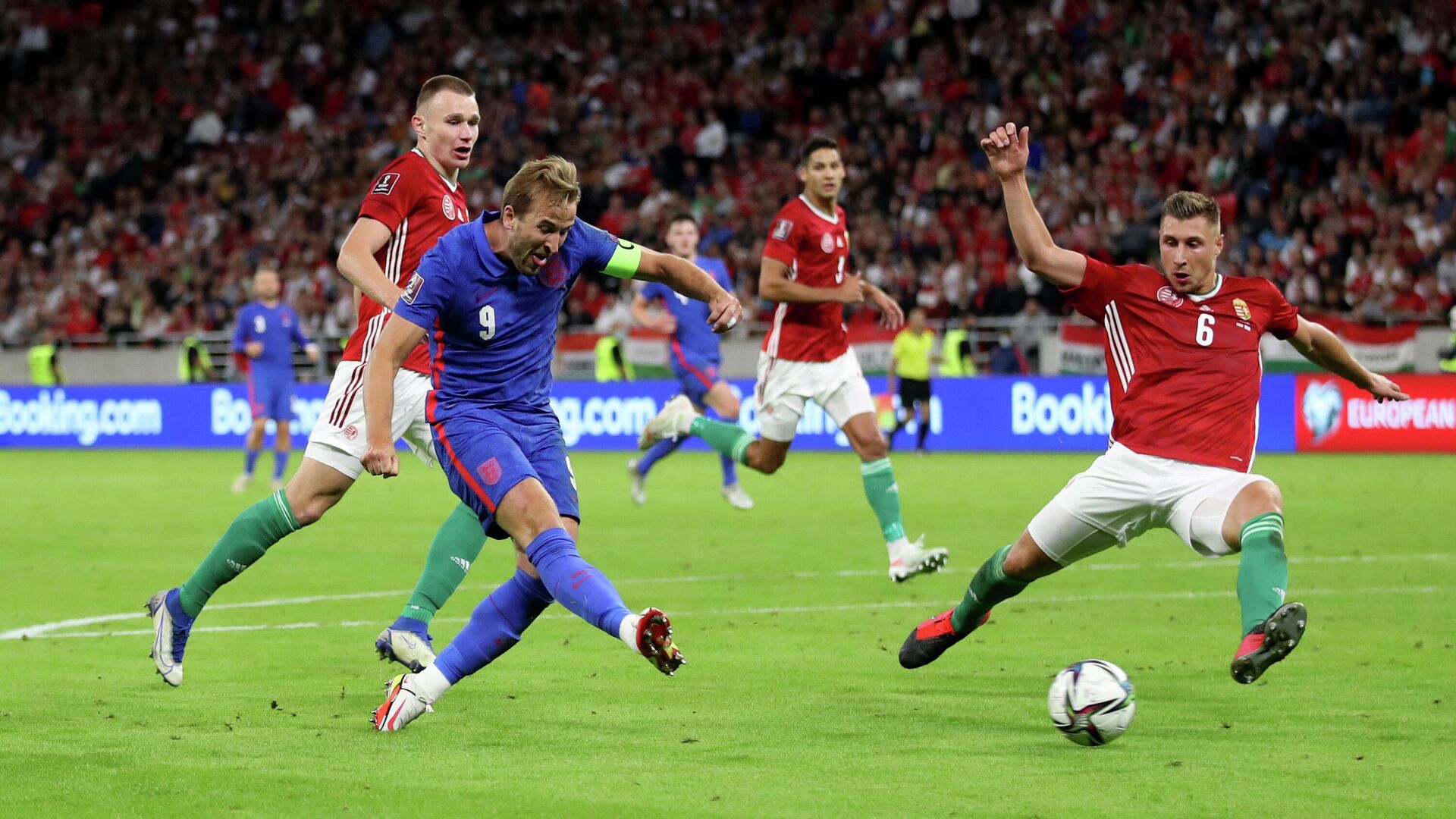 Soccer Football - World Cup - UEFA Qualifiers - Group I - Hungary v England - Puskas Arena, Budapest, Hungary - September 2, 2021 England's Harry Kane shoots at goal as Hungary's Willi Orban attempts to block REUTERS/Carl Recine - РИА Новости, 1920, 03.09.2021