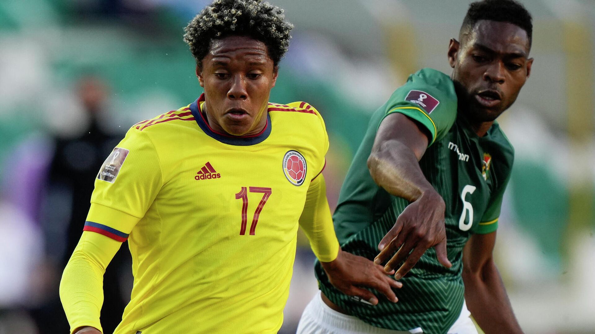 Colombia's Yairo Moreno (L) vies for the ball with Bolivia's Marc Enoumba during their South American qualification football match for the FIFA World Cup Qatar 2022 at the Hernando Siles Olympic Stadium in La Paz on September 2, 2021. (Photo by Juan Karita / POOL / AFP) - РИА Новости, 1920, 03.09.2021