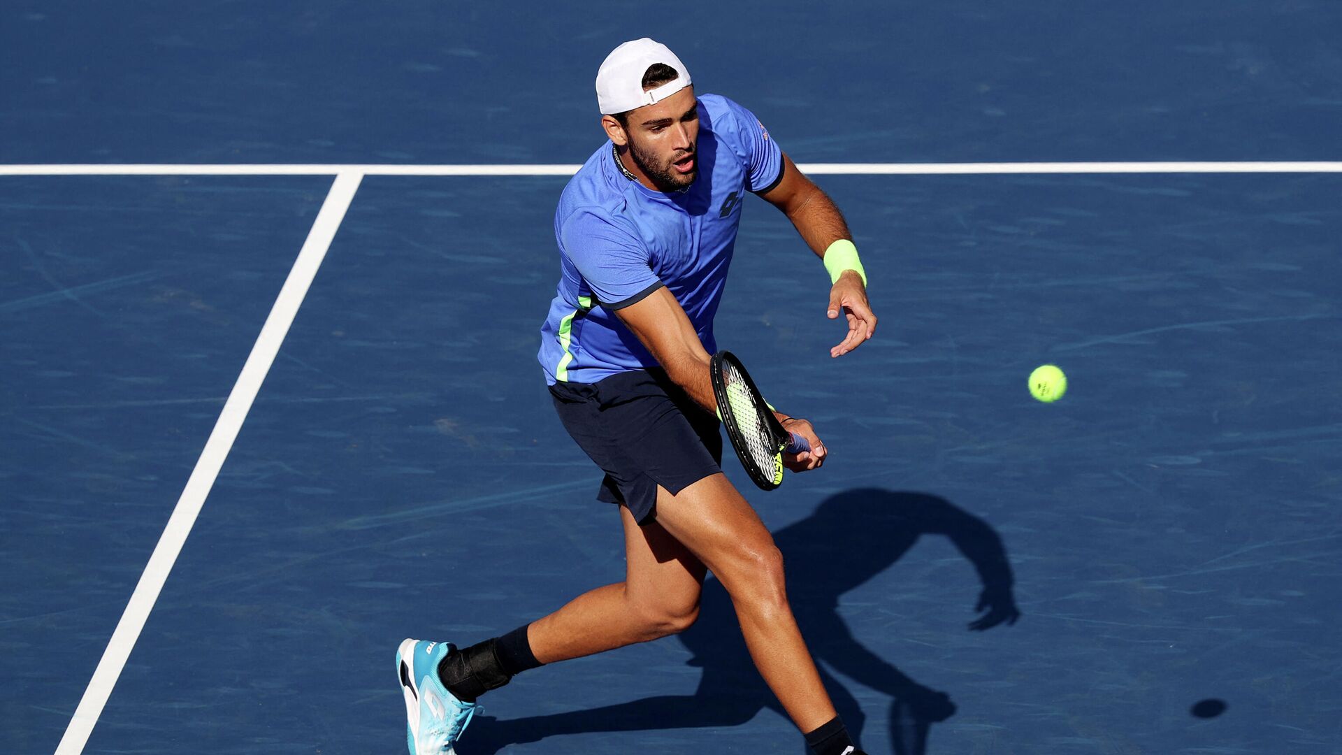 NEW YORK, NEW YORK - SEPTEMBER 02: Matteo Berrettini of Italy returns against Corentin Moutet of France during his Men's Singles second round match on Day Four of the 2021 US Open at USTA Billie Jean King National Tennis Center on September 02, 2021 in New York City.   Matthew Stockman/Getty Images/AFP (Photo by MATTHEW STOCKMAN / GETTY IMAGES NORTH AMERICA / Getty Images via AFP) - РИА Новости, 1920, 03.09.2021