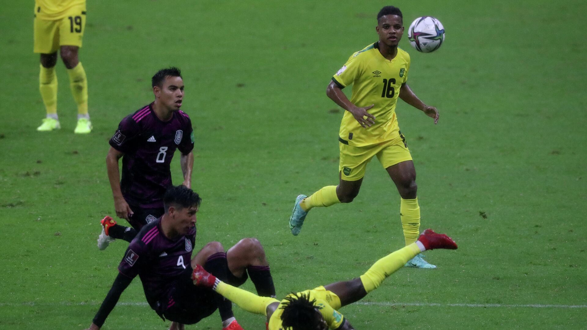 Футболисты сборной Мексики (в черном) и Ямайки (в желтом) - РИА Новости, 1920, 03.09.2021