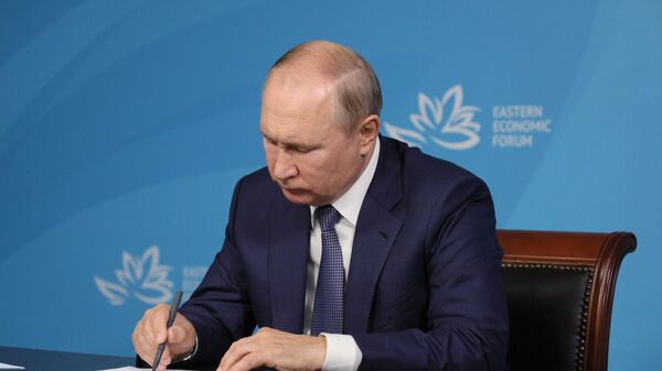 Президент РФ Владимир Путин на встрече в формате видеоконференции с модераторами и спикерами сессий Восточного экономического форума во Владивостоке