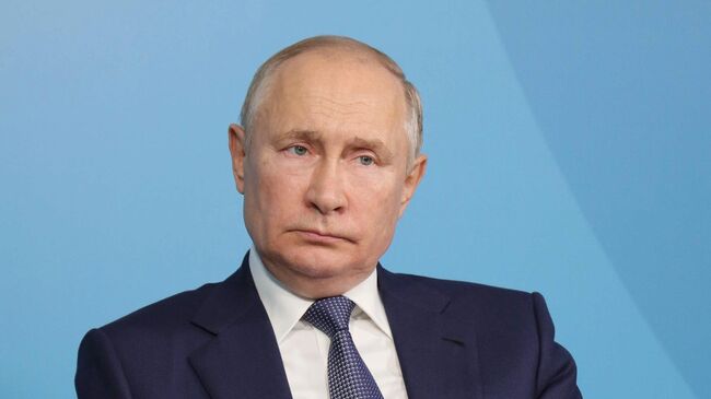 Президент РФ Владимир Путин на встрече в формате видеоконференции с модераторами и спикерами сессий Восточного экономического форума во Владивостоке