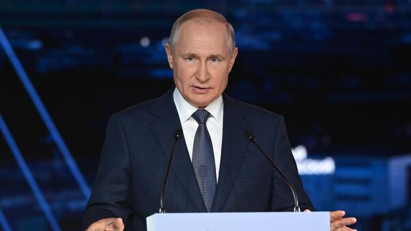 Президент РФ Владимир Путин выступает на пленарном заседании в рамках Восточного экономического форума во Владивостоке