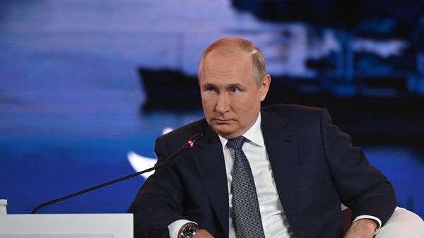 Президент РФ Владимир Путин на пленарном заседании в рамках Восточного экономического форума во Владивостоке