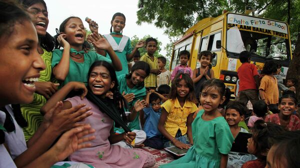 Индийские дети из бедных семей во время занятий в рамках мобильной учебной благотворительной программы