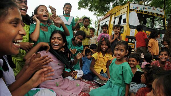 Индийские дети из бедных семей во время занятий в рамках мобильной учебной благотворительной программы