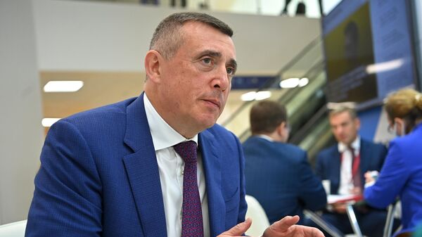Губернатор Сахалинской области Валерий Лимаренко во время интервью на стенде МИА Россия сегодня на VI Восточном экономическом форуме 