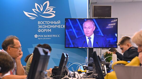 Трансляция выступления президента РФ Владимира Путина на VI Восточном экономическом форуме во Владивостоке