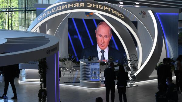 Трансляция выступления президента России Владимира Путина на Восточном экономическом форуме во Владивостоке