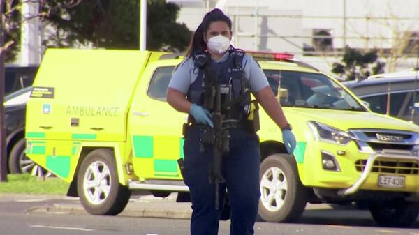 Сотрудница полиции Новой Зеландии у торгового центра в Окленде, где произошло нападение на посетителей